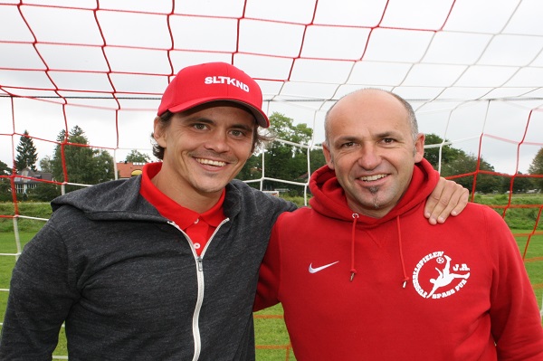 Marcel Hagmann (U 23 Kapitän der U 23 FC Ingolstadt, ehemals Profi bei SV Jahn Regensburg und FC Ingolstadt) zu Besuch im Camp der Ballzauberer in Starnberg